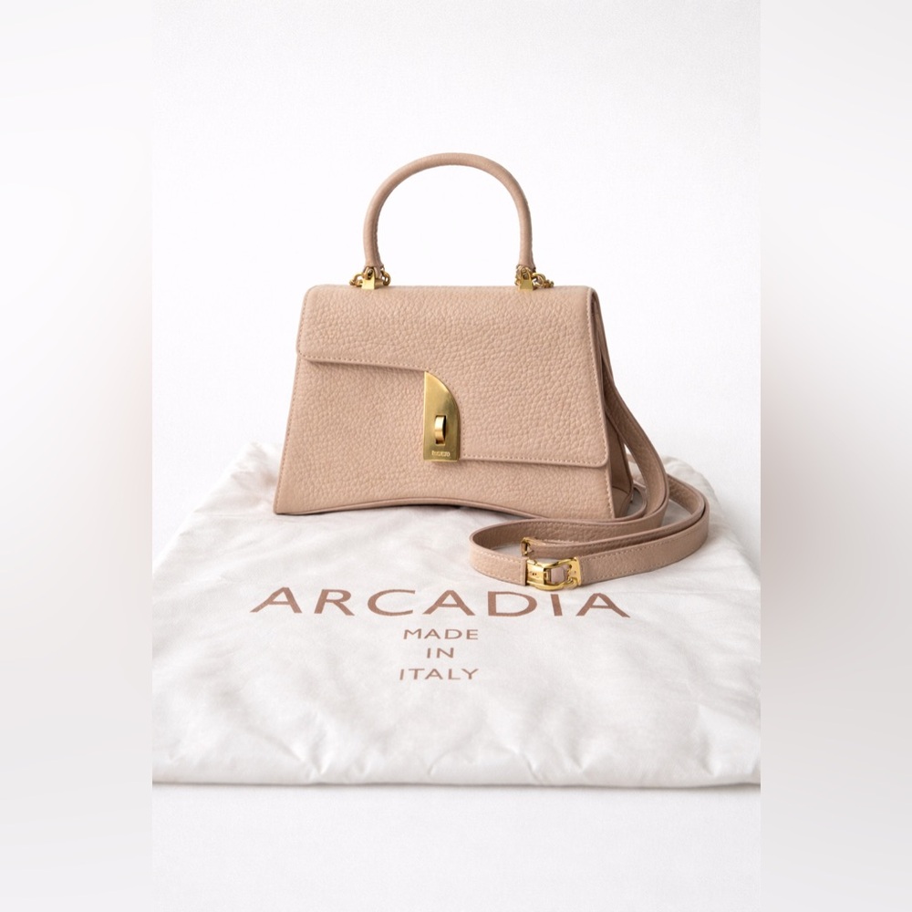 Arcadia Arco Top Handle Bag
Made in Italy-Pebbled Leather
SKU6791-Taus-Cipria